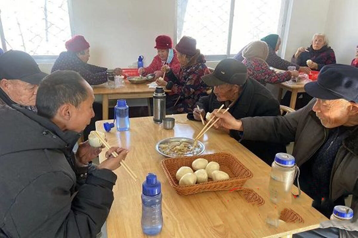 蒙阴县：太保庄村近200位老人吃免费午餐